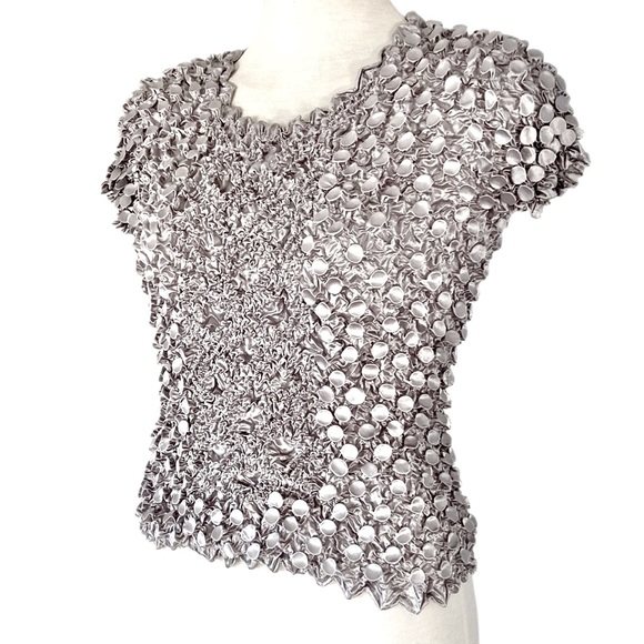 unbranded Tops - UNBRANDED silver satiny short sleeve popcorn top